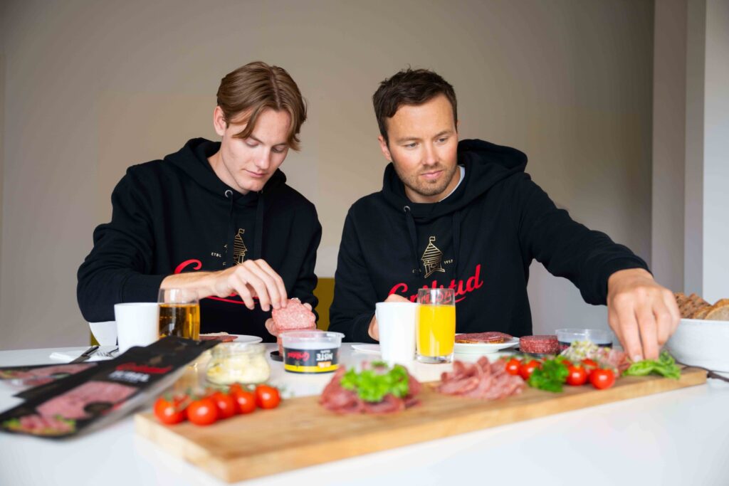 To menn i Grilstad-hettegensere setter sammen et spekematbrett